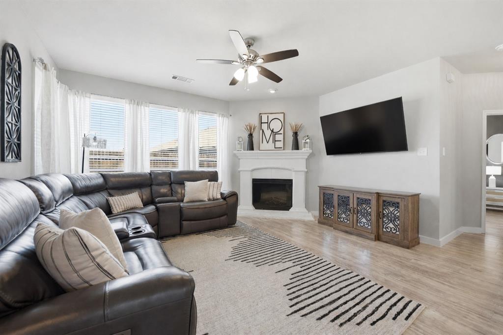 10884 Hawks Landing Road Fort Worth, TX 76052 - Photo 4 of 33