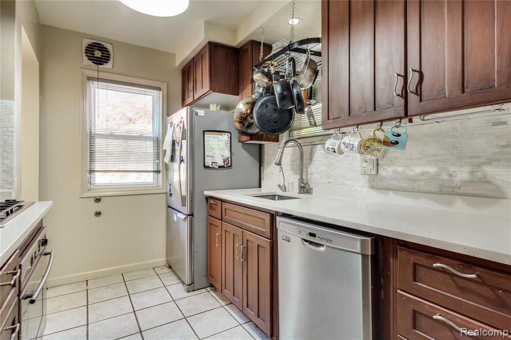 17827 Quarry Road Riverview, MI 48193 - Photo 8 of 31