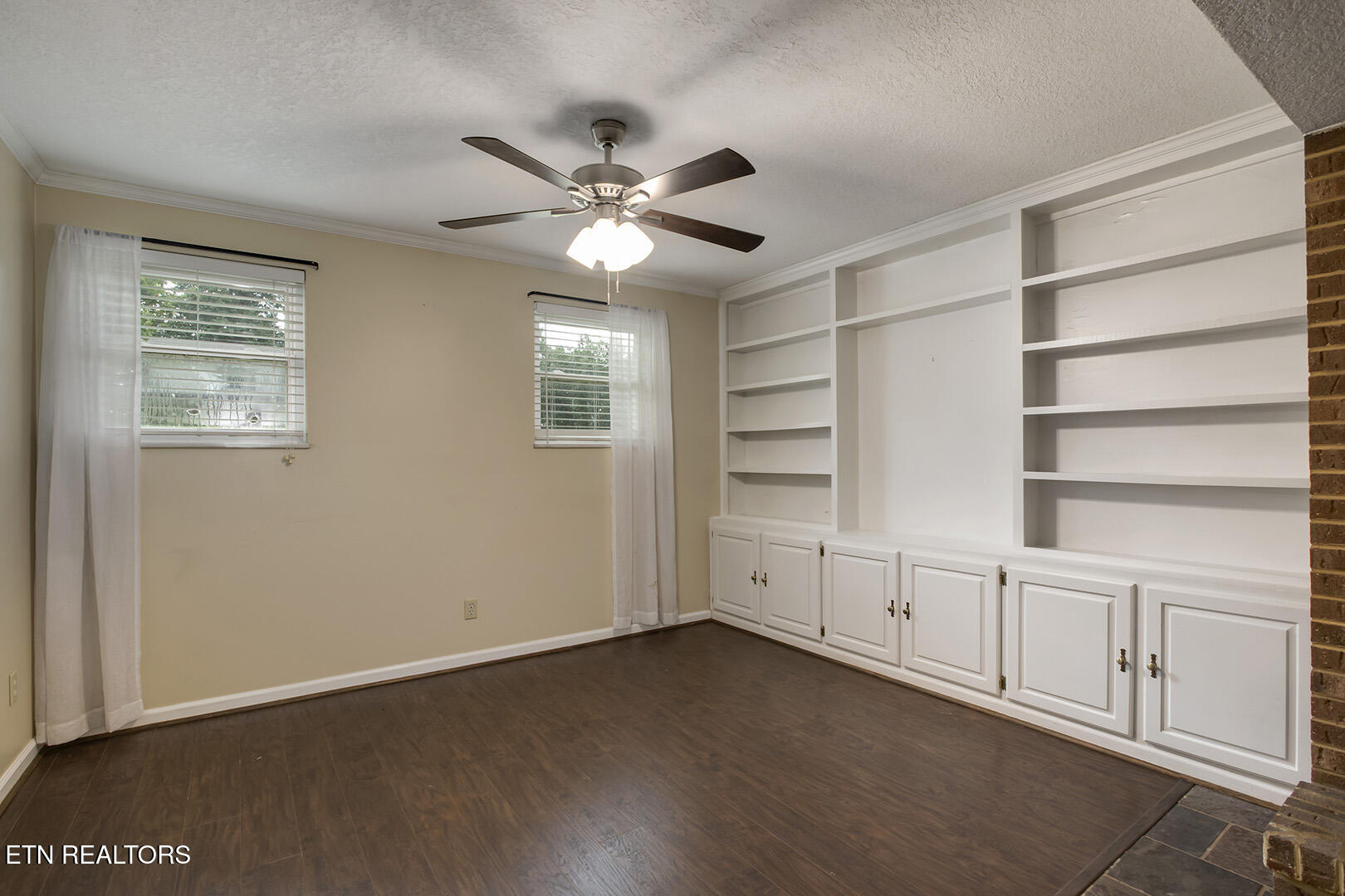 145 Van Stowe Road Harriman, TN 37748 - Photo 10 of 60 10_VanStoweRoad_145_Living02