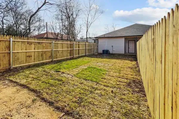 a view of a backyard