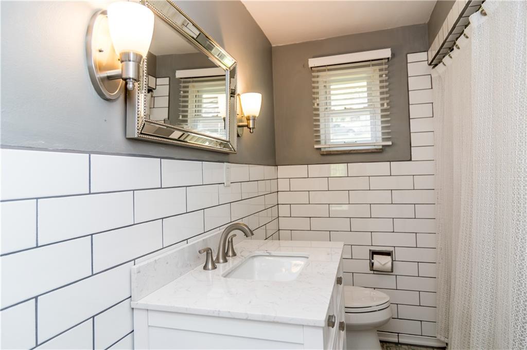 116 Braddock Road Pittsburgh, PA 15221 - Photo 16 of 25 Second floor full bathroom