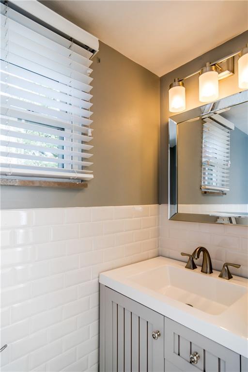116 Braddock Road Pittsburgh, PA 15221 - Photo 8 of 25 Main level half bath