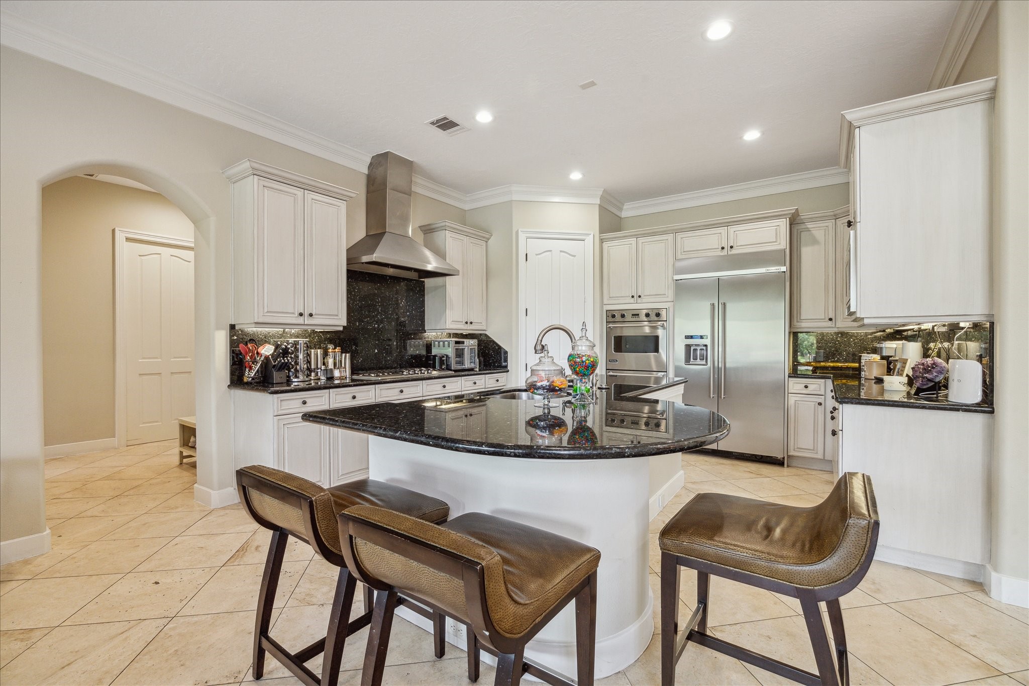 3319 Bridgeberry Lane Houston, TX 77082 - Photo 14 of 50 Gourmet kitchen with Viking appliances, ice maker, walk in pantry and breakfast nook.