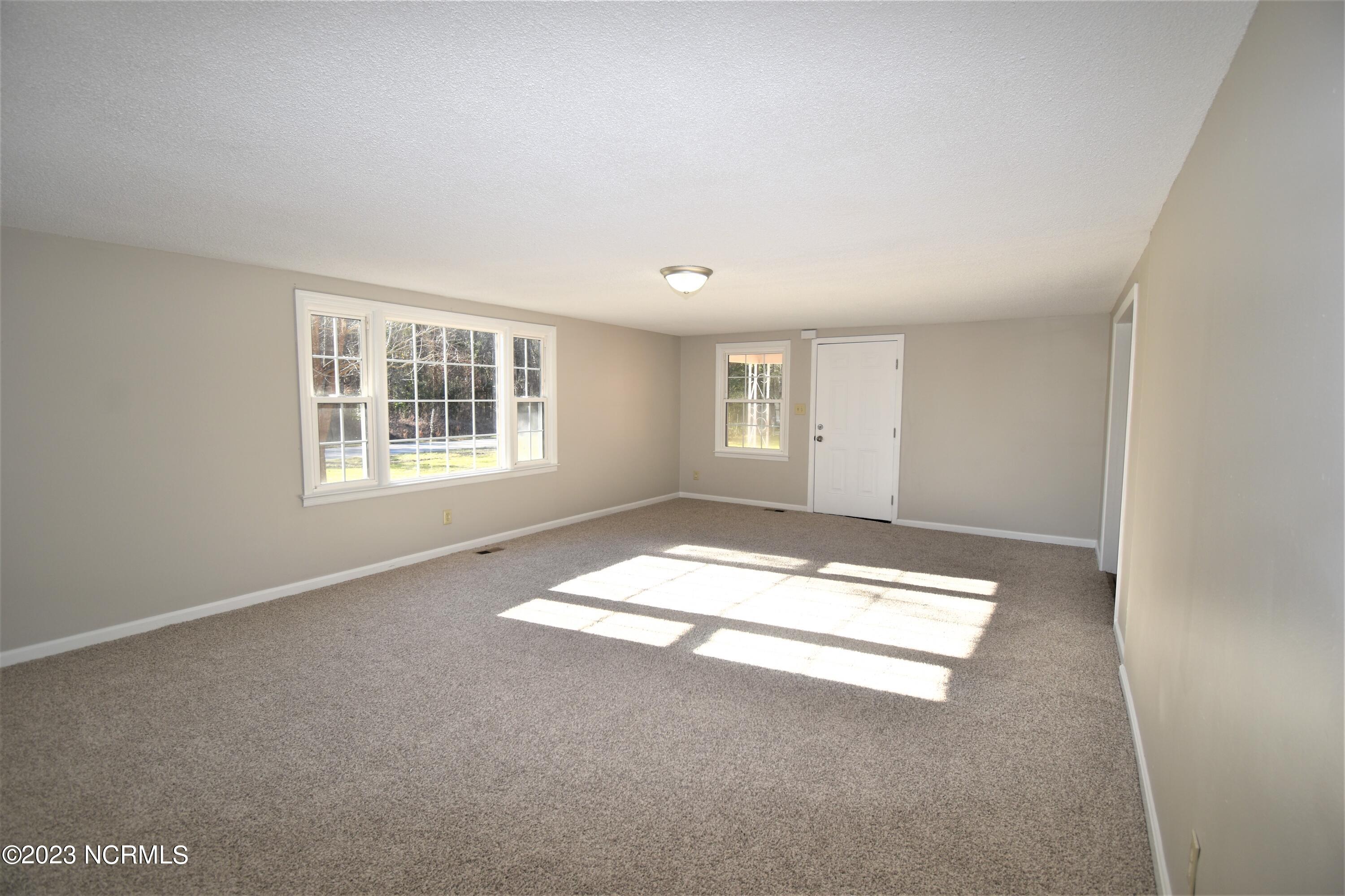 212 Waters Road Jacksonville, NC 28546 - Photo 4 of 32 Living Room