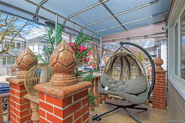 a view of entryway with outdoor area