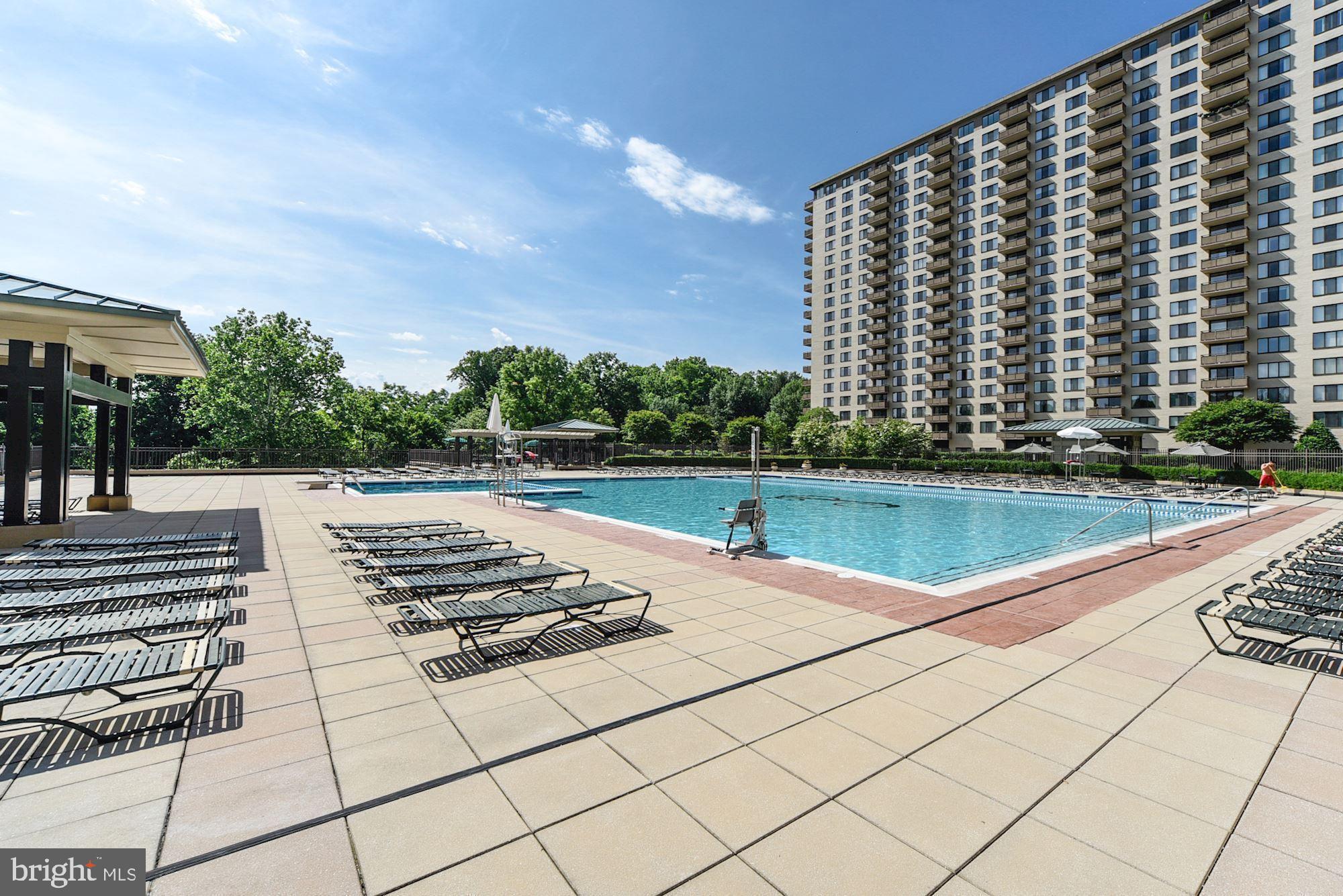 5225 Pooks Hill Road, Unit 422N Bethesda, MD 20814 - Photo 20 of 67 Outdoor Pool