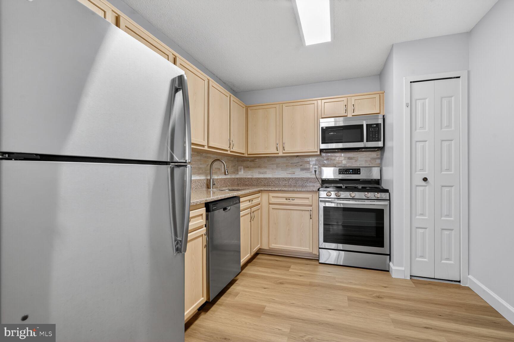 5225 Pooks Hill Road, Unit 422N Bethesda, MD 20814 - Photo 8 of 67 Kitchen w/ new flooring & upgraded SS appliances