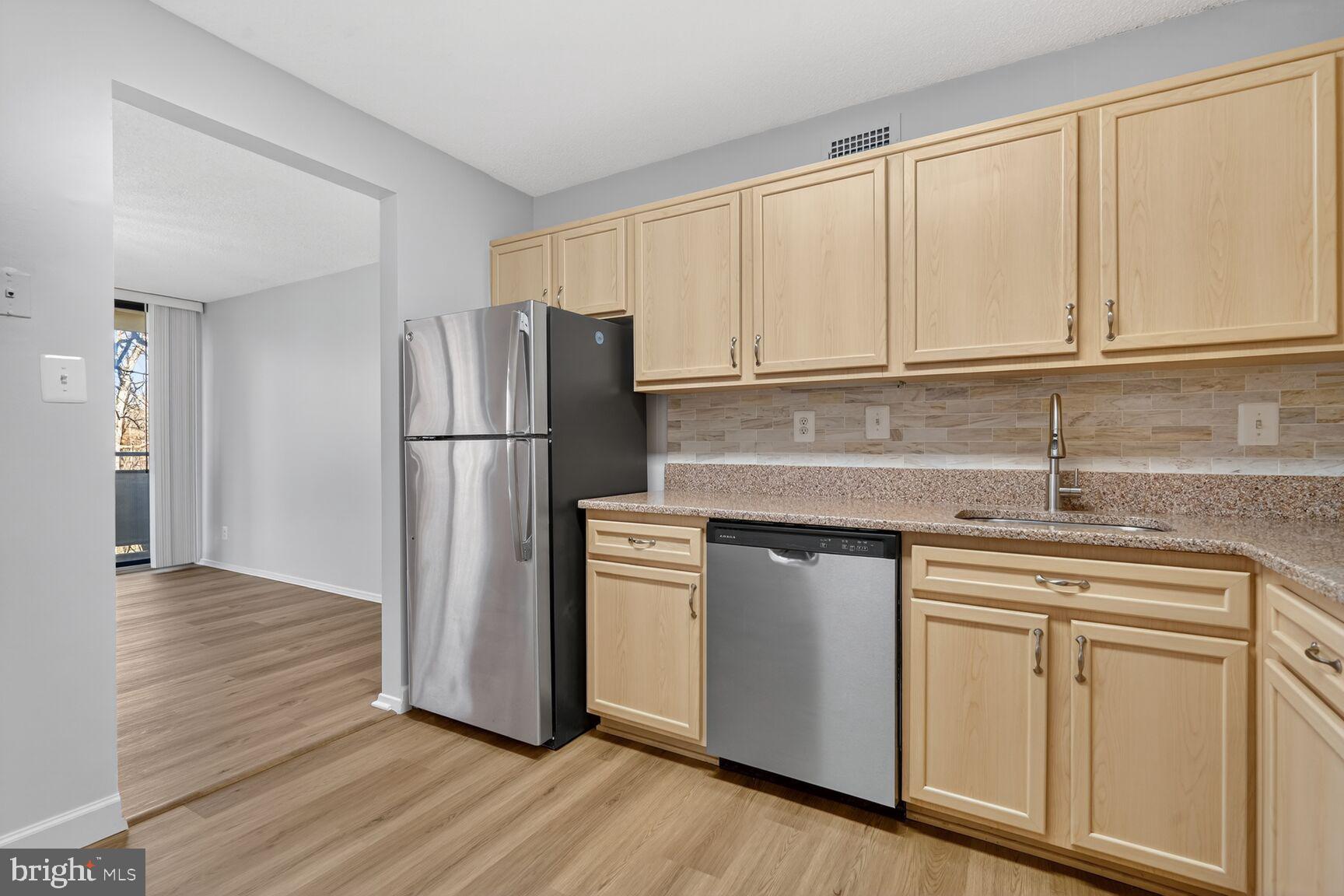 5225 Pooks Hill Road, Unit 422N Bethesda, MD 20814 - Photo 9 of 67 Kitchen