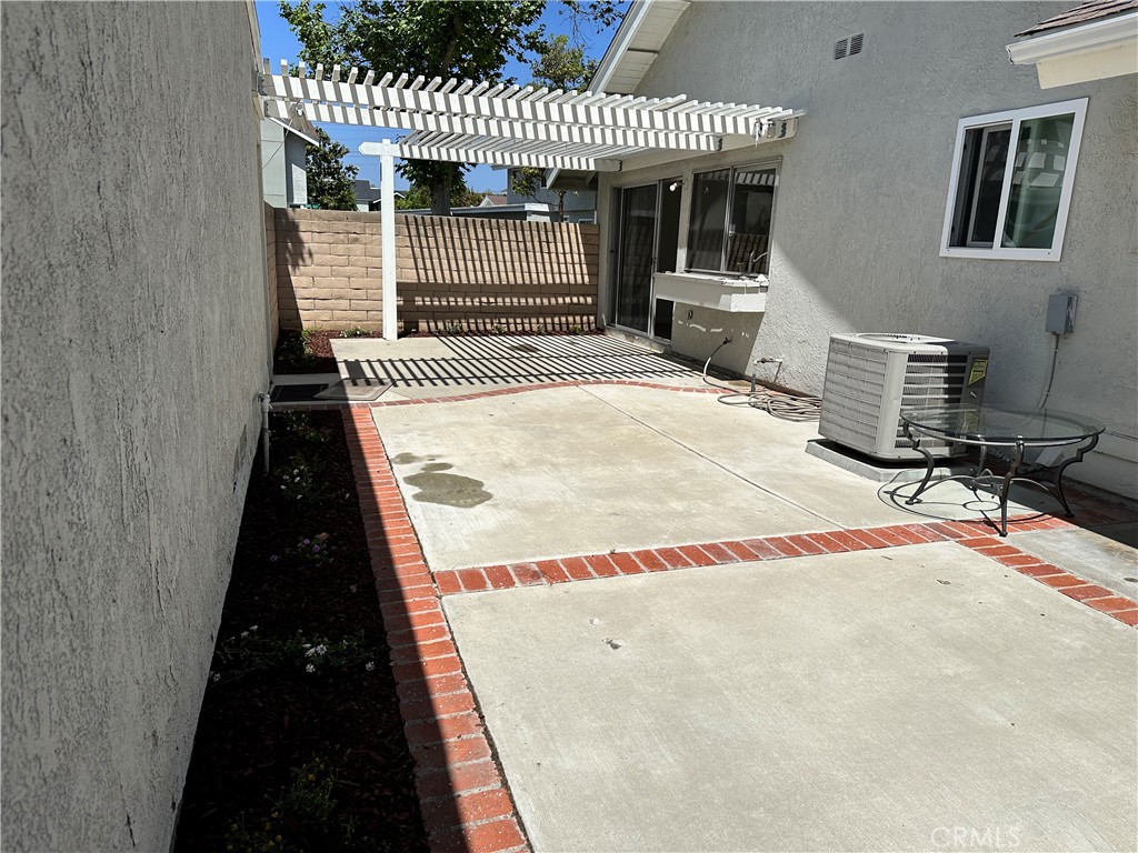 1 Sunflower Irvine, CA 92604 - Photo 18 of 19 a balcony with table and chairs