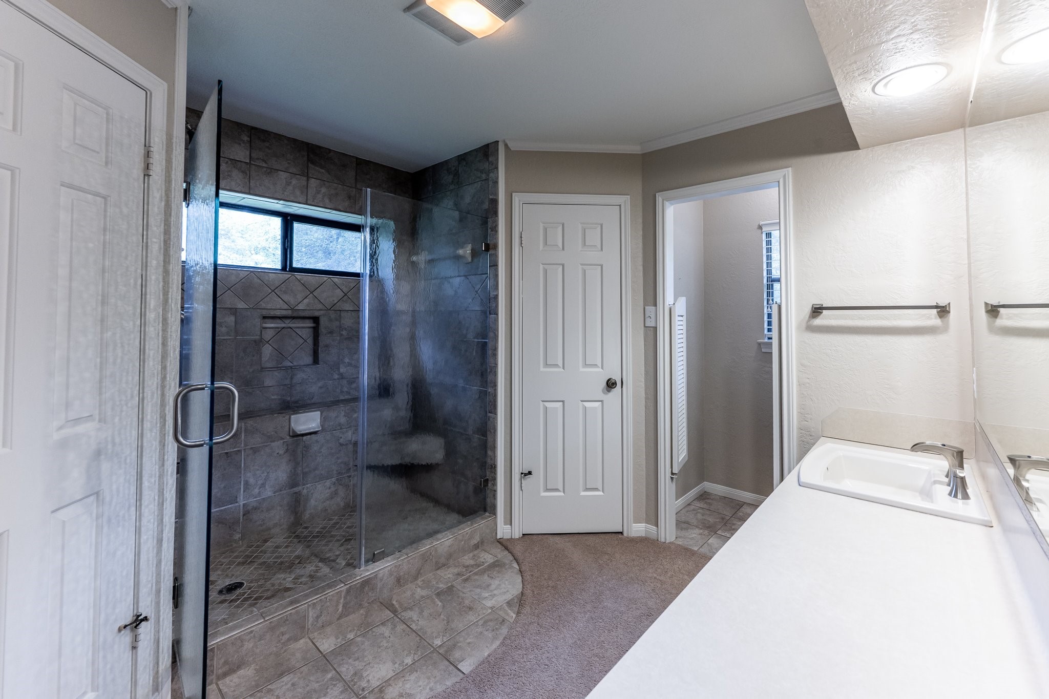 104 Oakview Circle Huntsville, TX 77340 - Photo 19 of 36 a bathroom with a bathtub and a shower