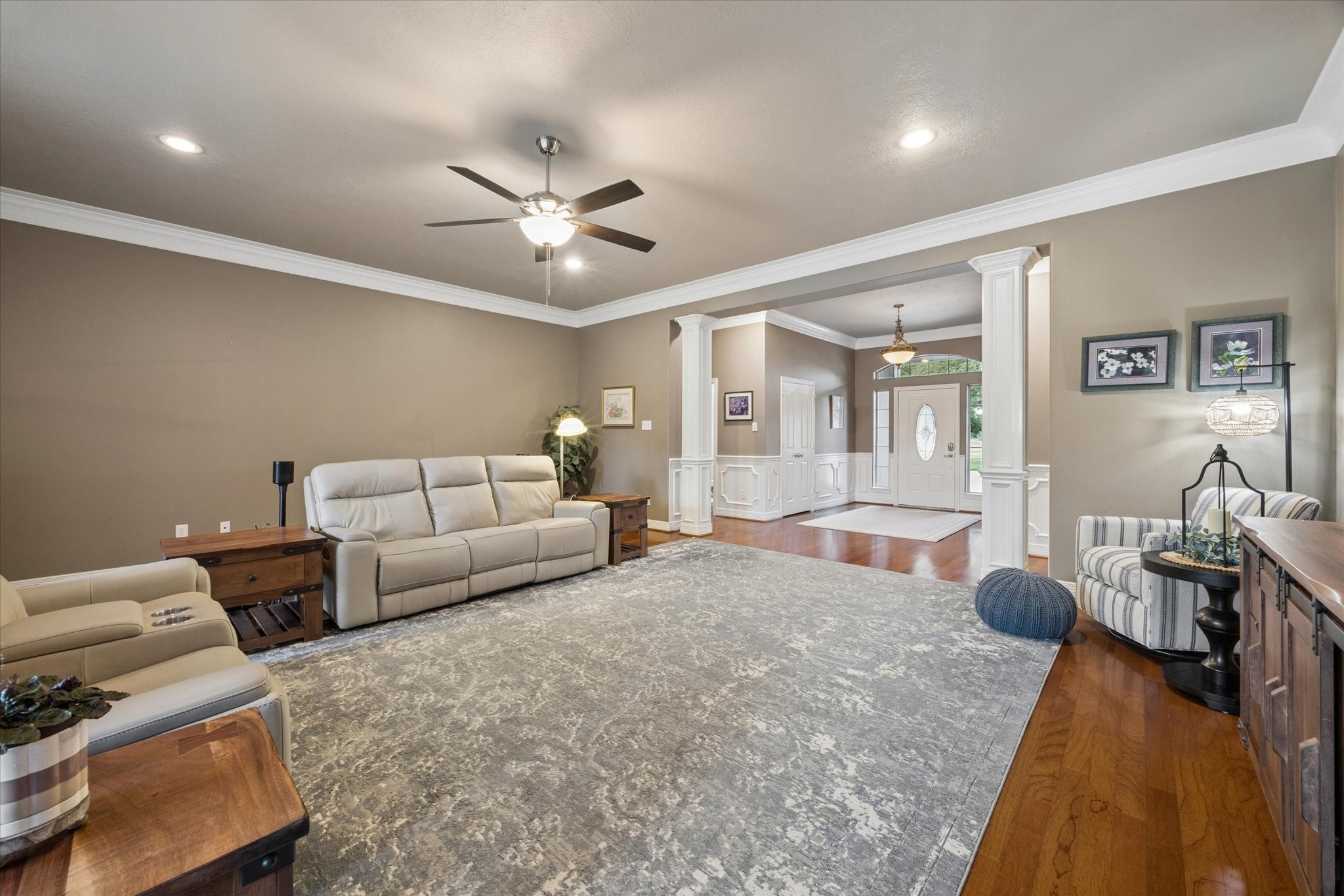 16519 Deerhaven Run Rosharon, TX 77583 - Photo 7 of 47 a living room with furniture and a chandelier