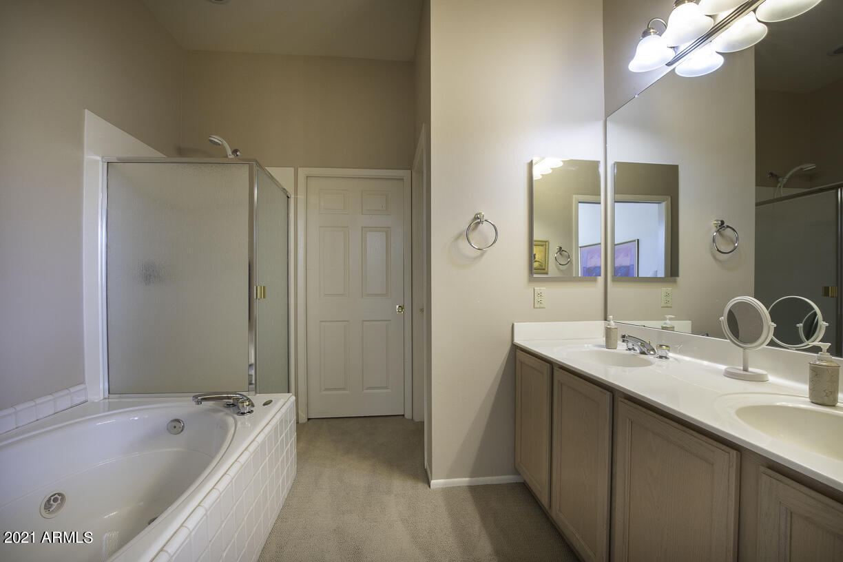 8270 North Hayden Road, Unit 2019 Scottsdale, AZ 85258 - Photo 19 of 39 a bathroom with a tub a sink and mirror