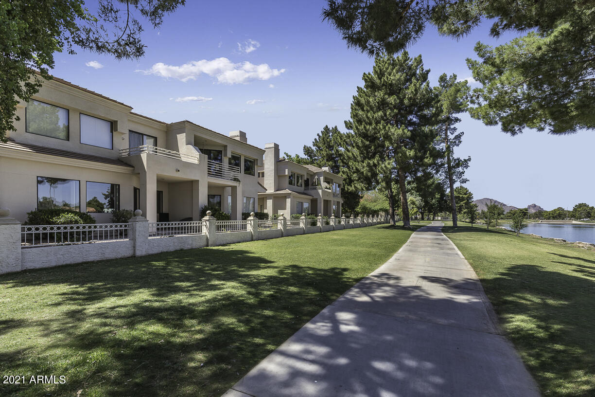 8270 North Hayden Road, Unit 2019 Scottsdale, AZ 85258 - Photo 28 of 39 a view of a fountain in front of a house
