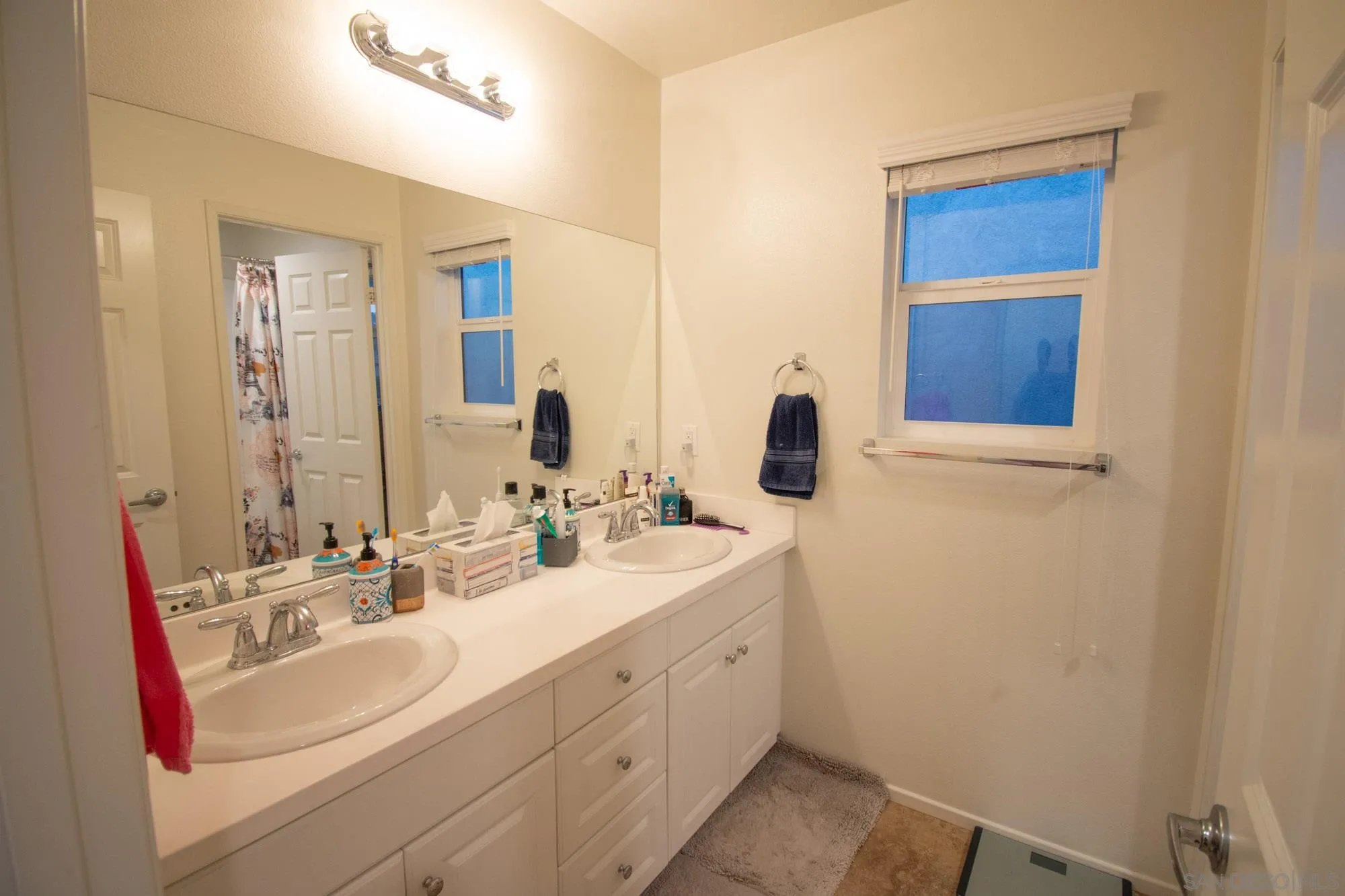 228 Oberlander Way Fallbrook, CA 92028 - Photo 15 of 23 a bathroom with a sink and a mirror