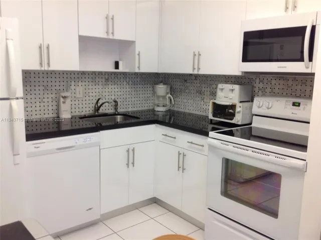 $1,025,000 | 5151 Collins Avenue, Unit 1119, Miami Beach, FL 33140