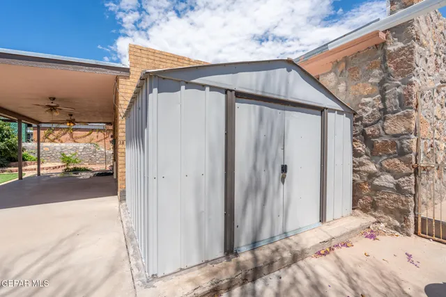 a view of yard with green space