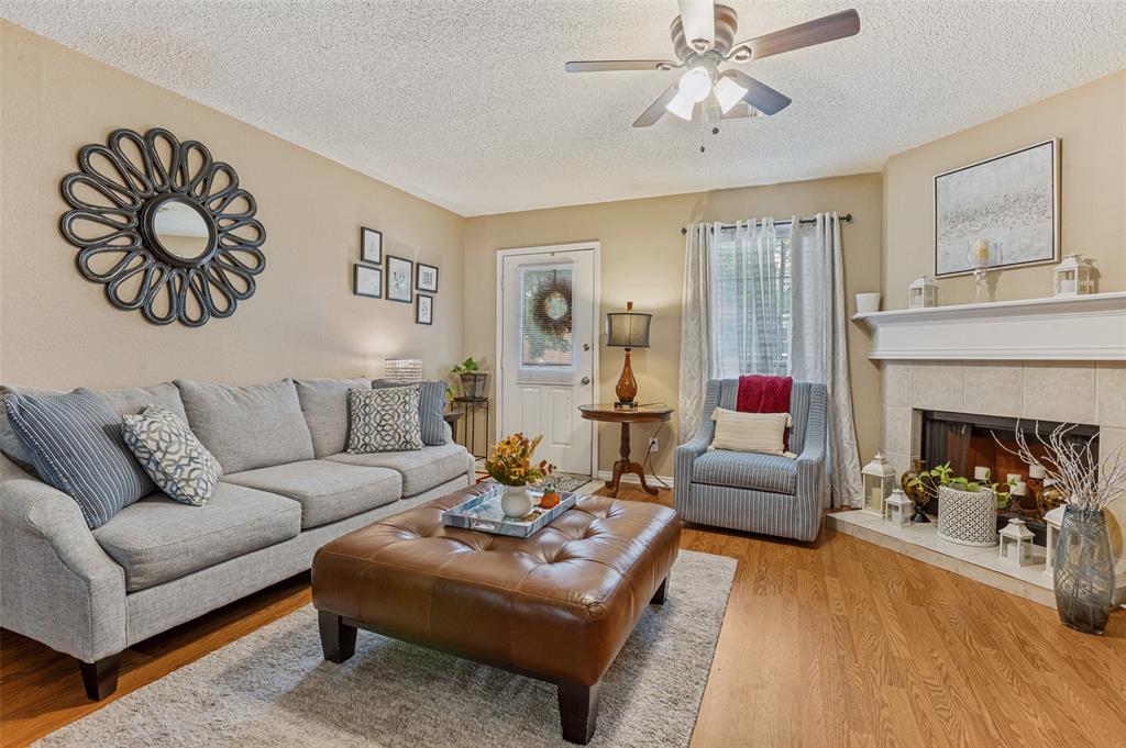 22 Abbey Road Euless, TX 76039 - Photo 5 of 23 Living room