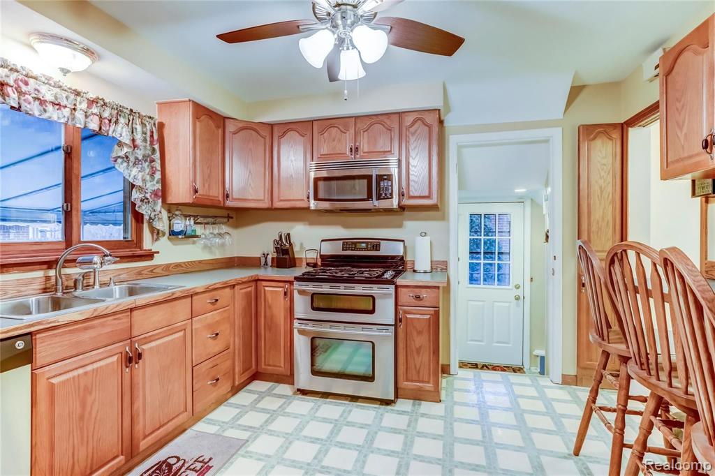 31051 Kelly Road Fraser, MI 48026 - Photo 3 of 24