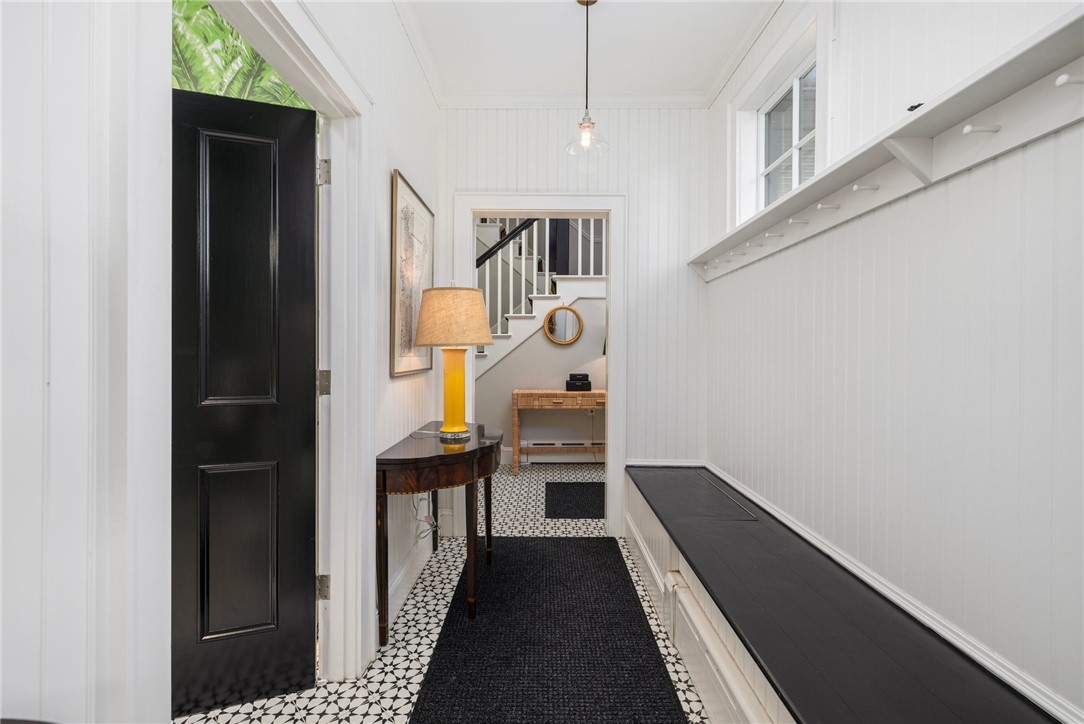 33 Beacon Hill Road Newport, RI 02840 - Photo 4 of 34