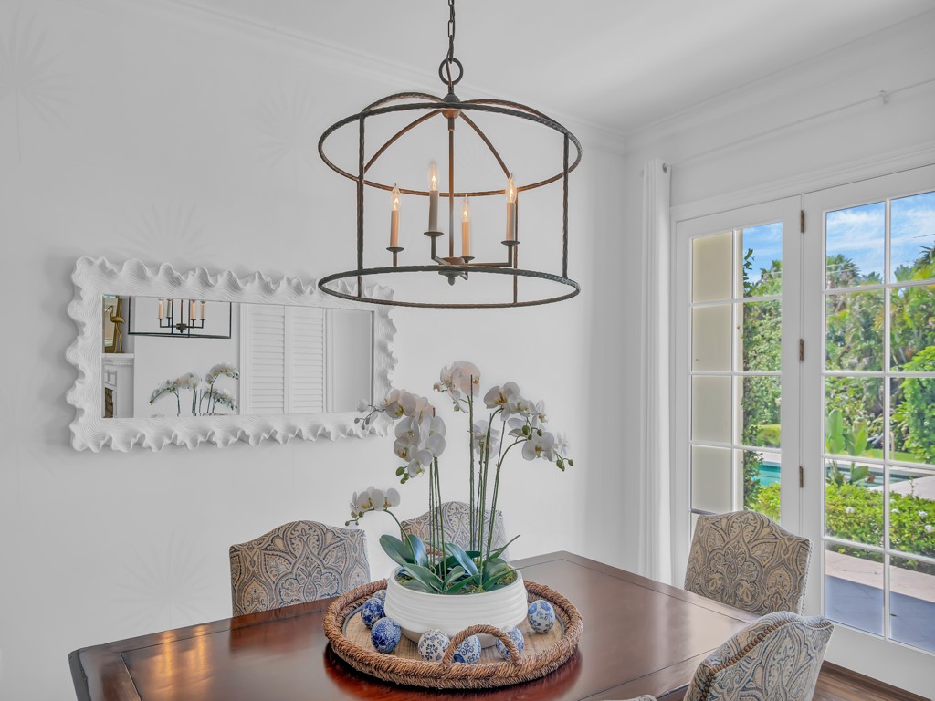 986 Riomar Drive Vero Beach, FL 32963 - Photo 11 of 36 a living room with furniture and a potted plant