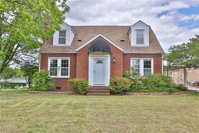 $285,000 | 2036 1st Avenue Southwest, Hickory, NC 28602