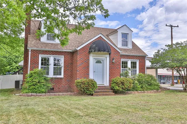 $285,000 | 2036 1st Avenue Southwest, Hickory, NC 28602