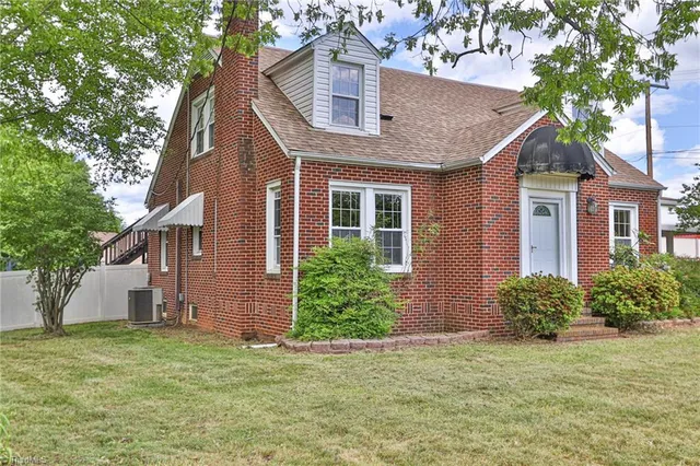 $285,000 | 2036 1st Avenue Southwest, Hickory, NC 28602