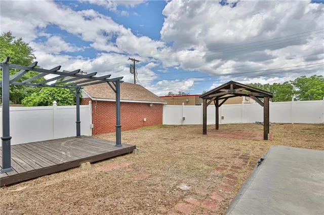 $285,000 | 2036 1st Avenue Southwest, Hickory, NC 28602