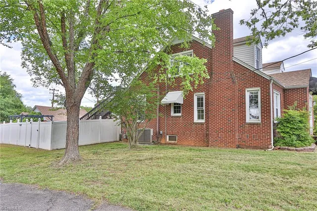 $285,000 | 2036 1st Avenue Southwest, Hickory, NC 28602