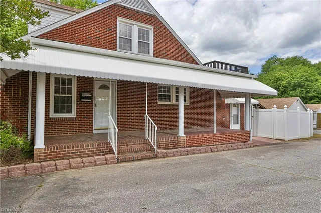 $285,000 | 2036 1st Avenue Southwest, Hickory, NC 28602