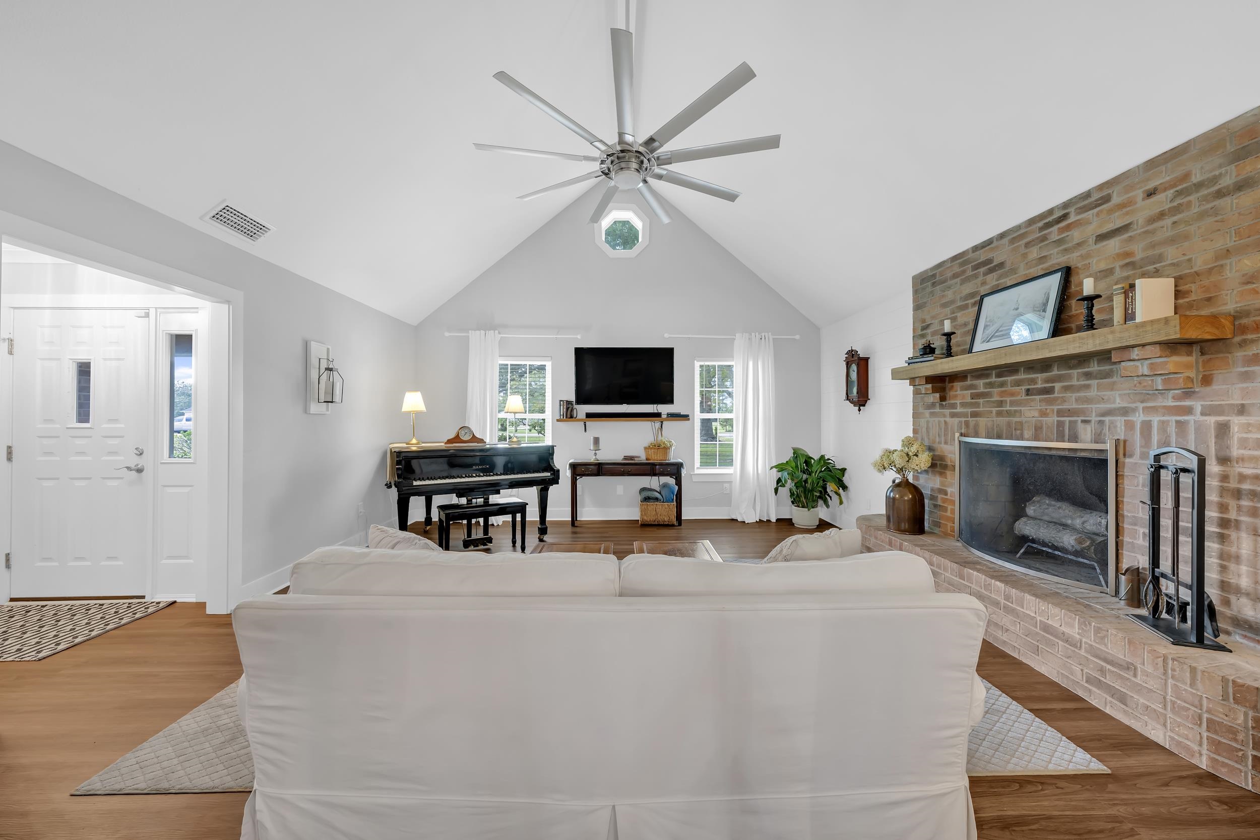 19090 Gunnison Road Fairhope, AL 36532 - Photo 4 of 42 Living Room