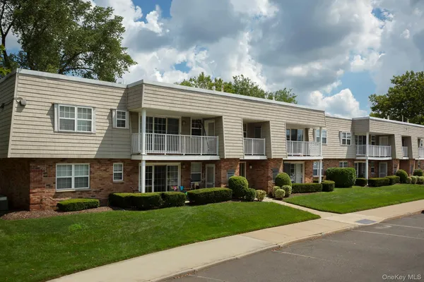 $4,545 | 115 Westwood Drive, Unit 137, Westbury, NY 11590