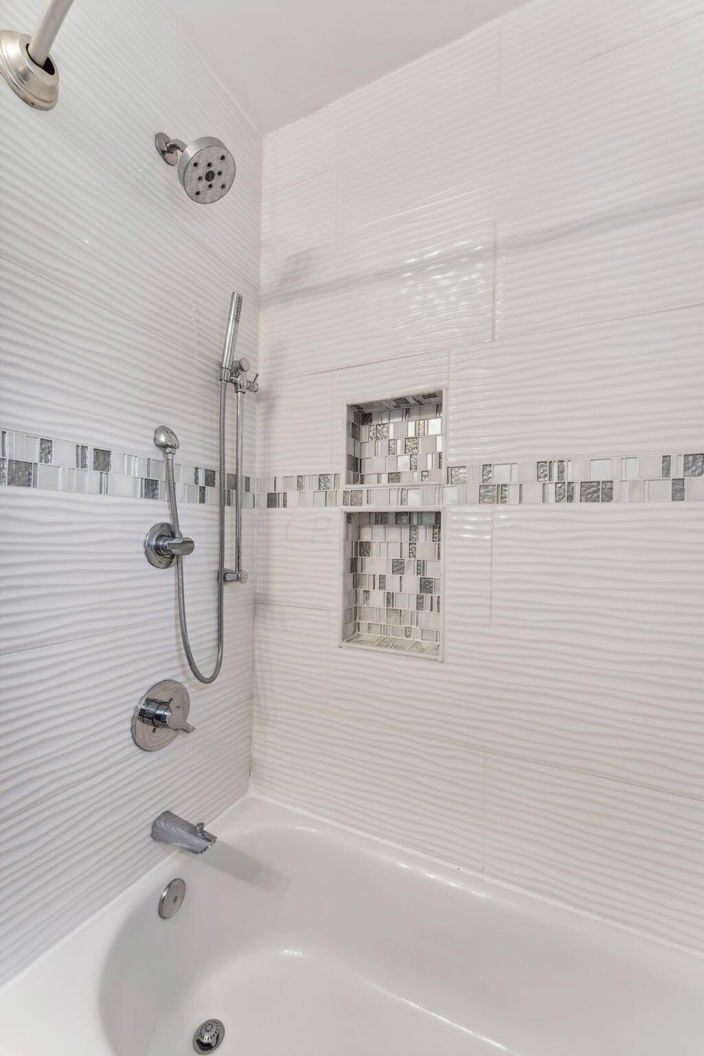 4540 Summit Ridge Road Columbus, OH 43220 - Photo 34 of 65 Main Level Full Bathroom