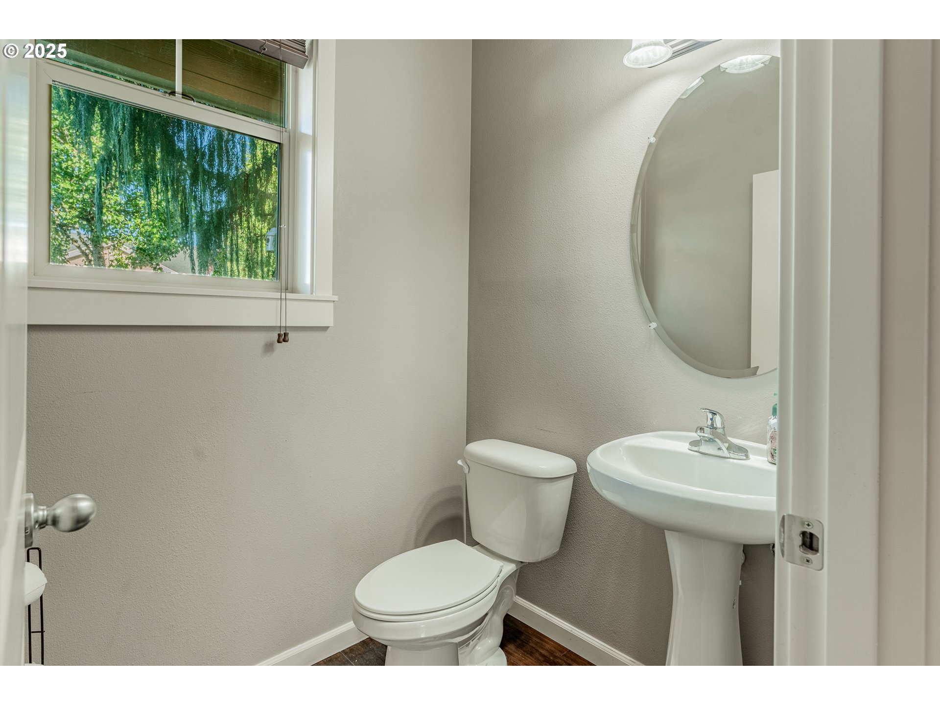 514 North 40th Avenue Ridgefield, WA 98642 - Photo 16 of 46 a bathroom with a toilet sink and mirror