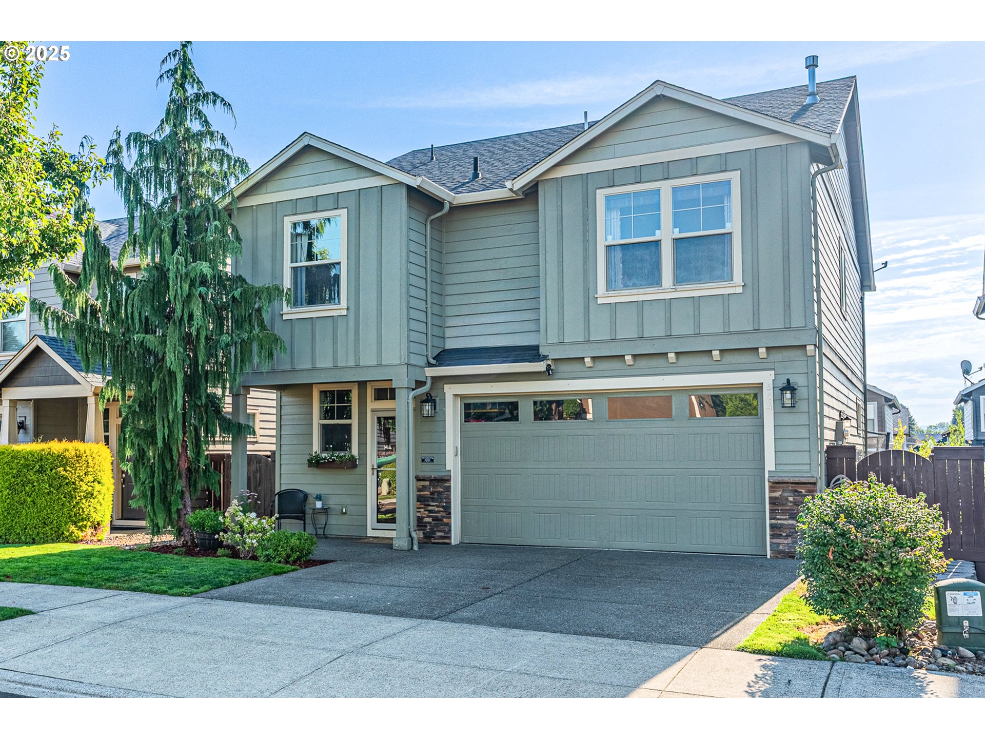 514 North 40th Avenue Ridgefield, WA 98642 - Photo 2 of 46 a front view of a house with a yard and garage