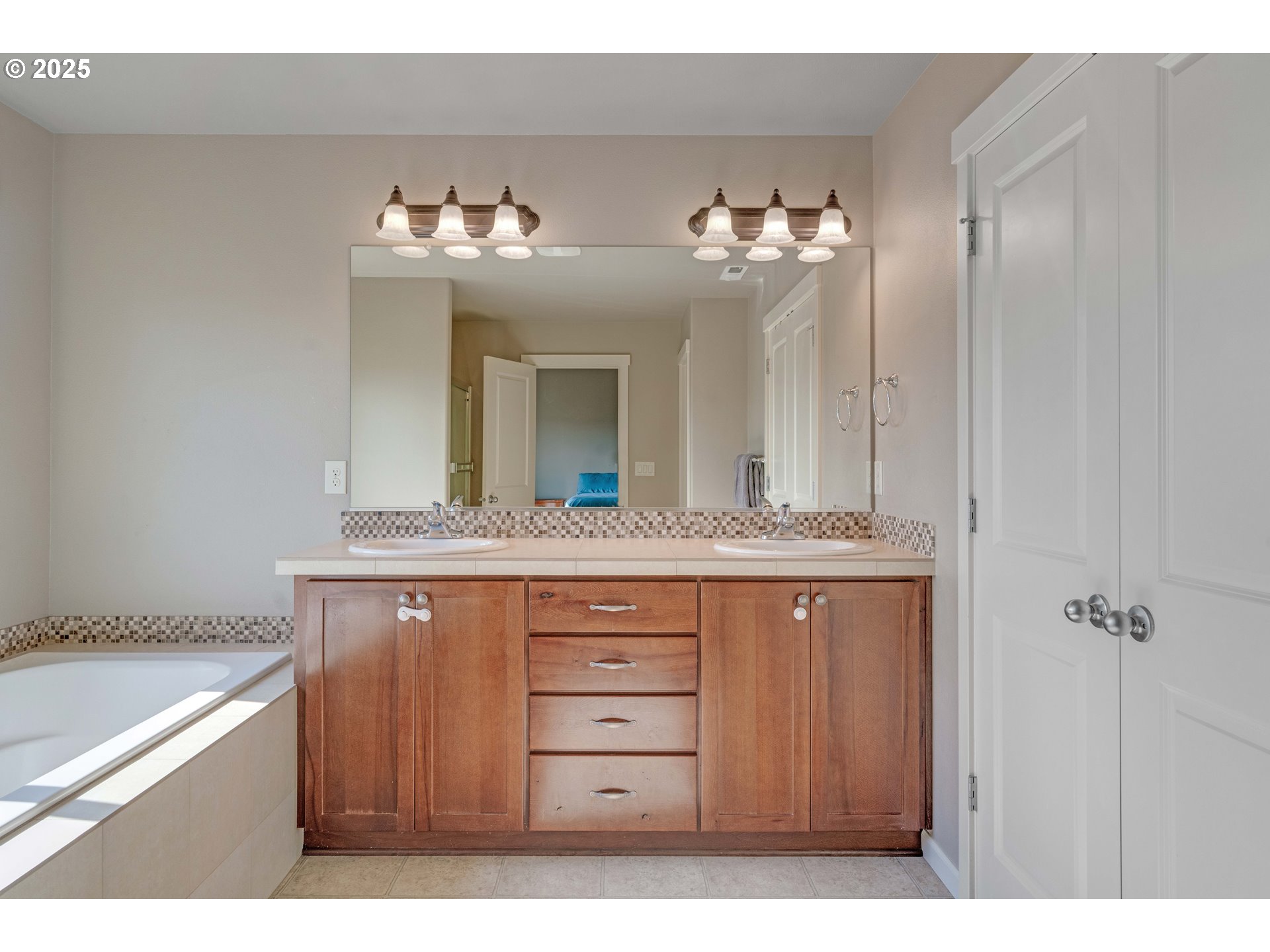 514 North 40th Avenue Ridgefield, WA 98642 - Photo 28 of 46 a bathroom with a sink and a mirror