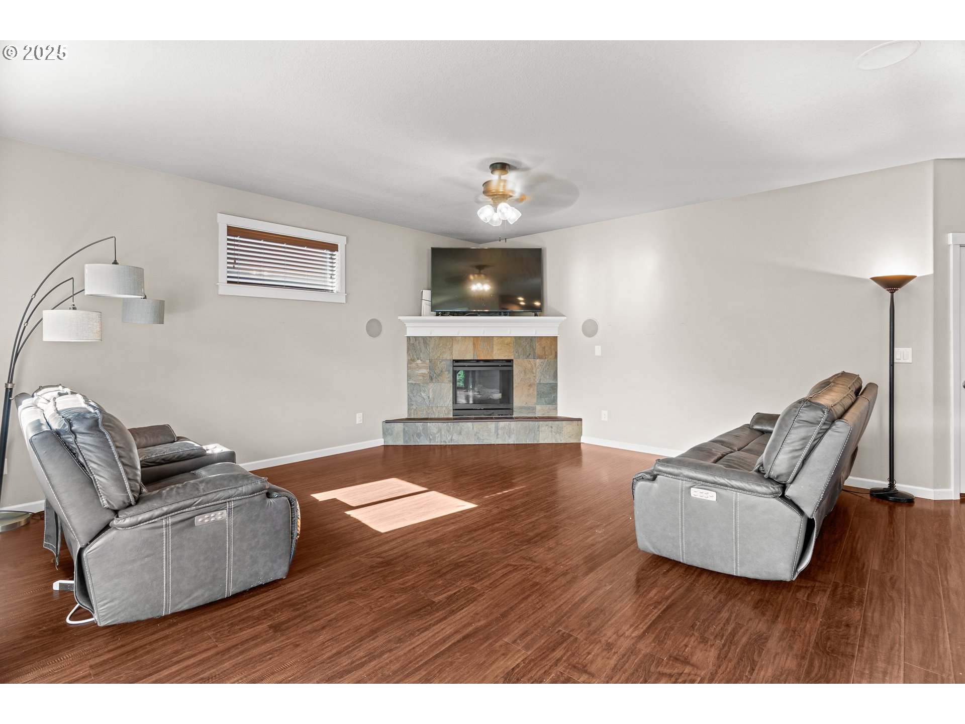 514 North 40th Avenue Ridgefield, WA 98642 - Photo 6 of 46 a living room with furniture and a fireplace