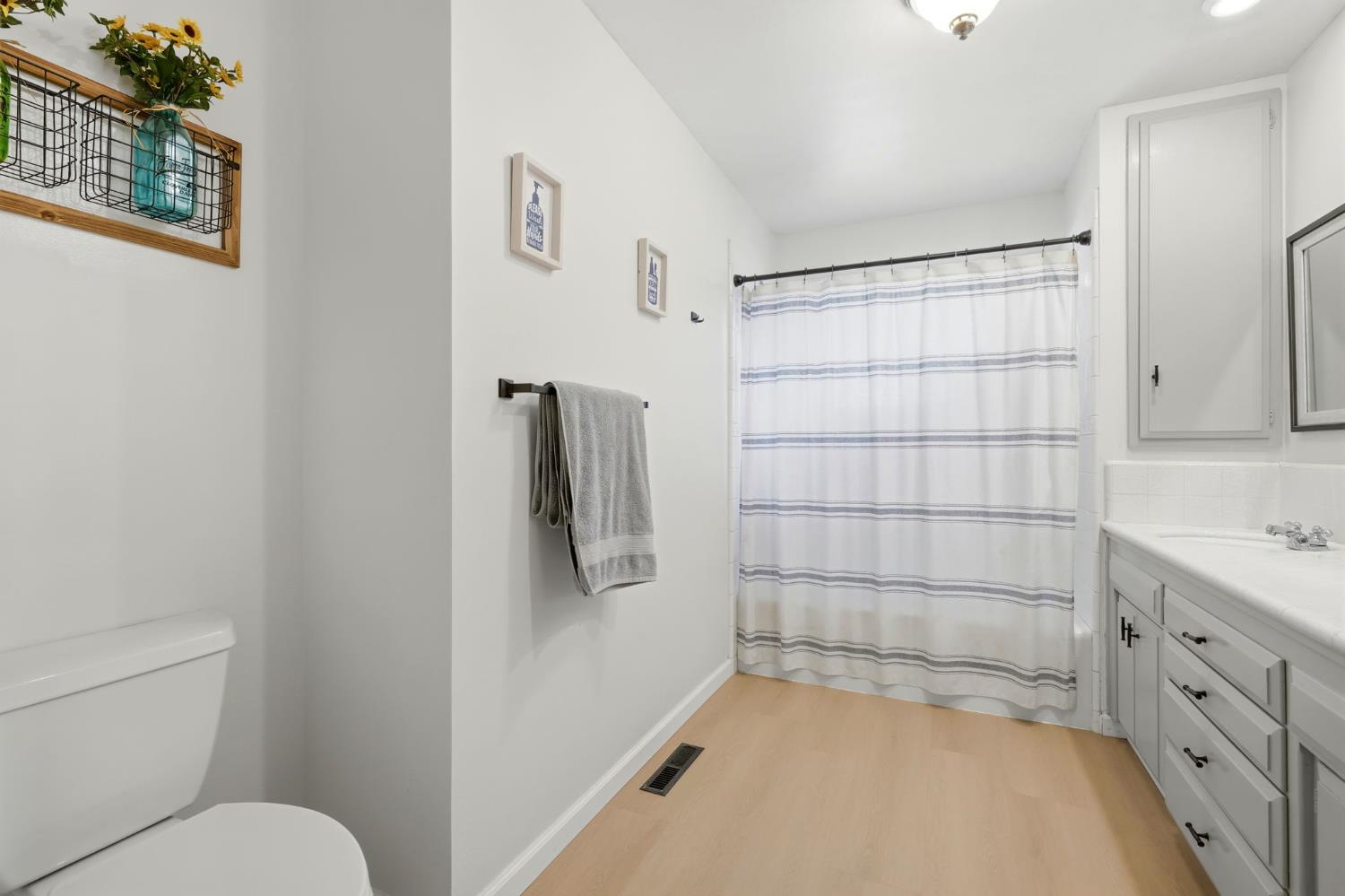 289 West Cypress Avenue Reedley, CA 93654 - Photo 22 of 45 a bathroom with a shower toilet and sink