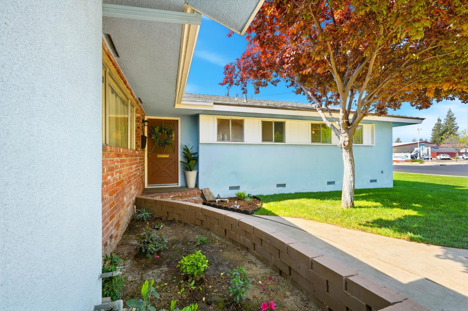 289 West Cypress Avenue Reedley, CA 93654 - Photo 3 of 45 a front view of a house with garden