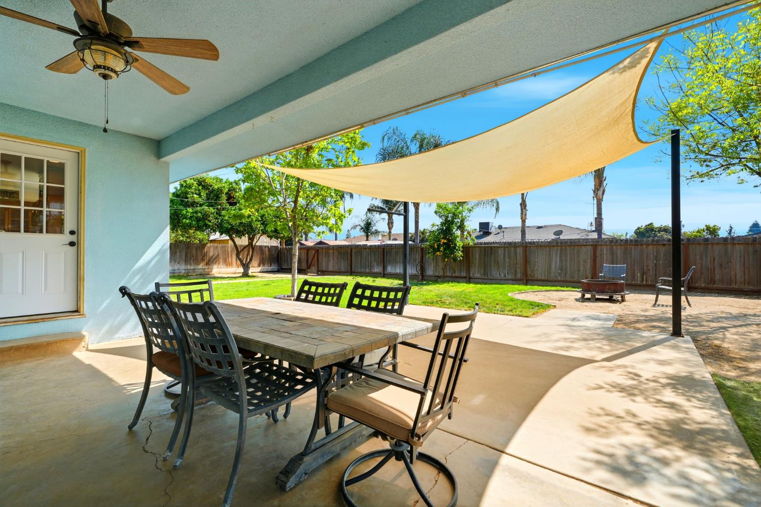 289 West Cypress Avenue Reedley, CA 93654 - Photo 34 of 45 a patio with a table and chairs