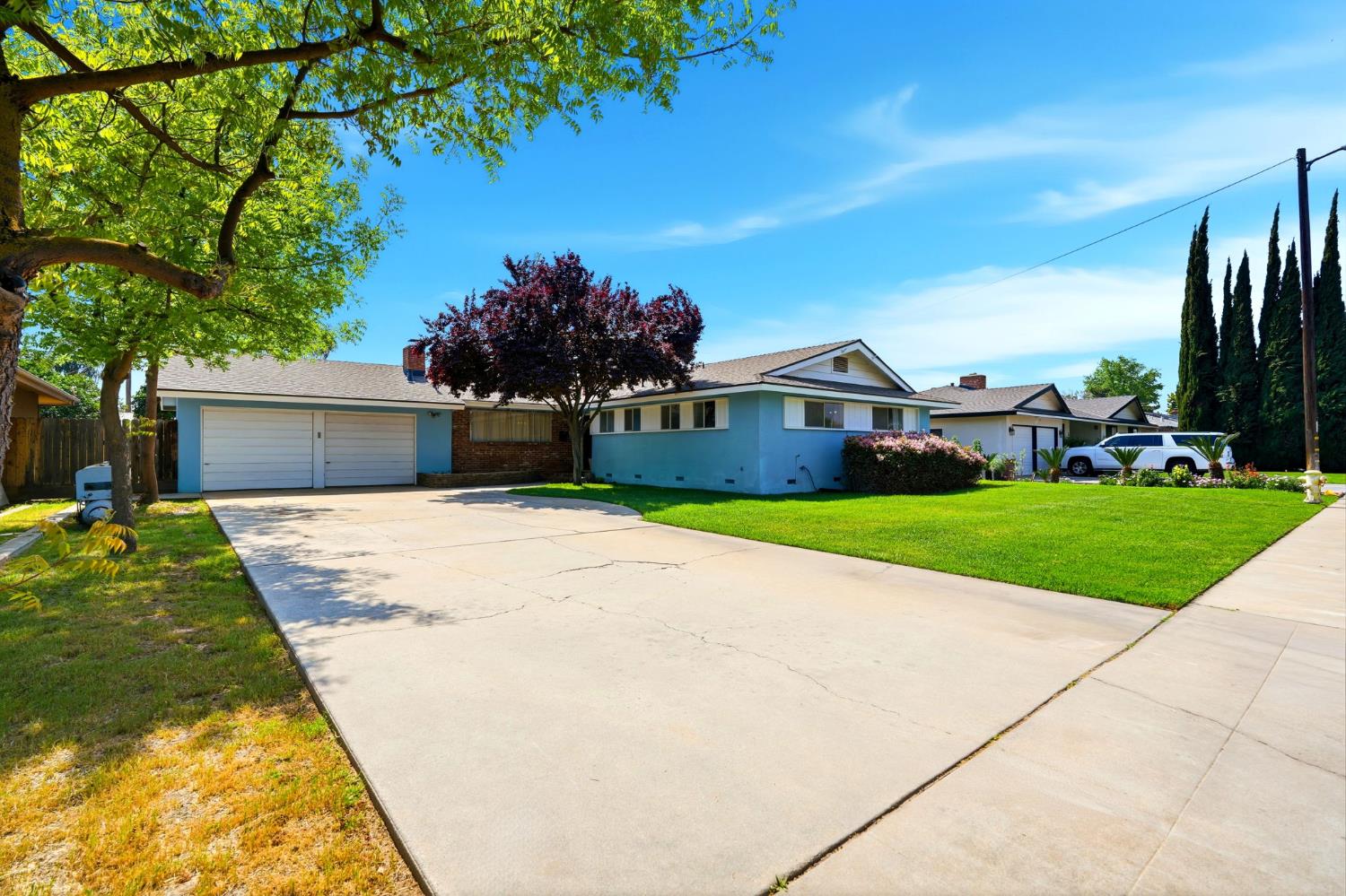 289 West Cypress Avenue Reedley, CA 93654 - Photo 45 of 45 a front view of house with yard