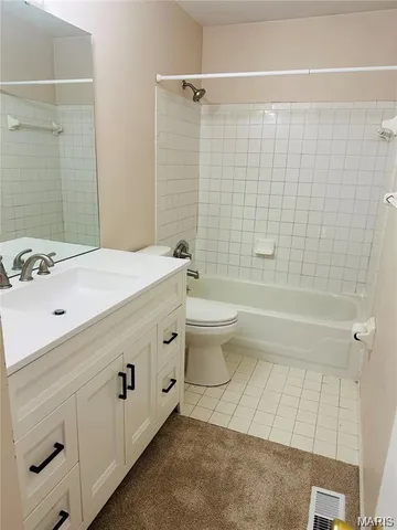 $2,495 | 1043 Oakwood Farms Lane, Ballwin, MO 63021