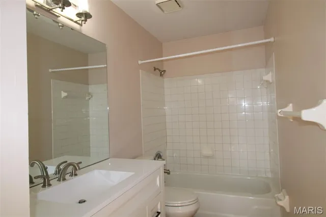 $2,495 | 1043 Oakwood Farms Lane, Ballwin, MO 63021