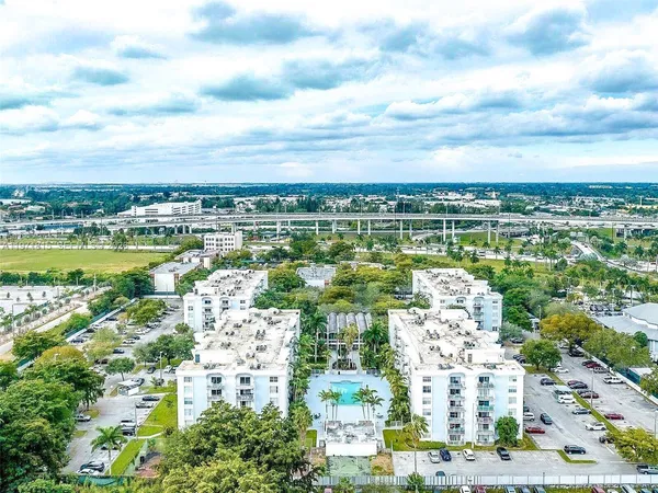 $1,750 | 498 Northwest 165th Street, Unit D202, Miami, FL 33169