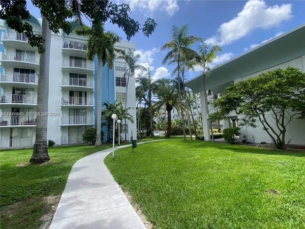 $1,750 | 498 Northwest 165th Street, Unit D202, Miami, FL 33169