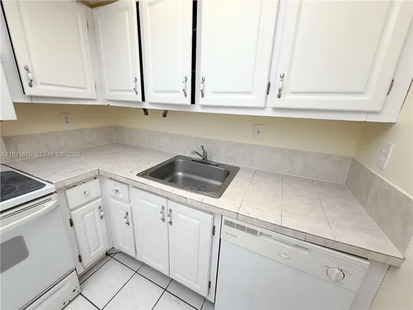 $1,750 | 498 Northwest 165th Street, Unit D202, Miami, FL 33169