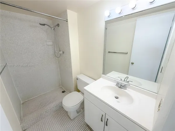 $1,750 | 498 Northwest 165th Street, Unit D202, Miami, FL 33169