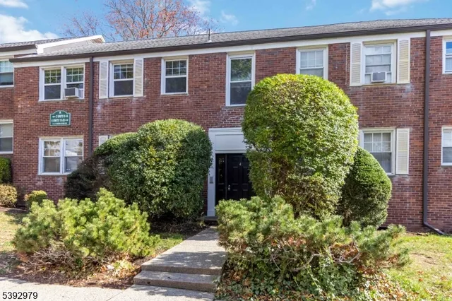 $300,000 | 349 Bloomfield Avenue, Unit 18, Verona, NJ 07044