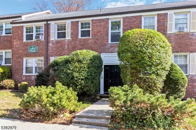 $300,000 | 349 Bloomfield Avenue, Unit 18, Verona, NJ 07044