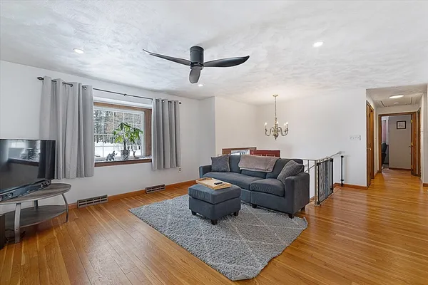 $800,000 | 8 Barry Drive, Chelmsford, MA 01863